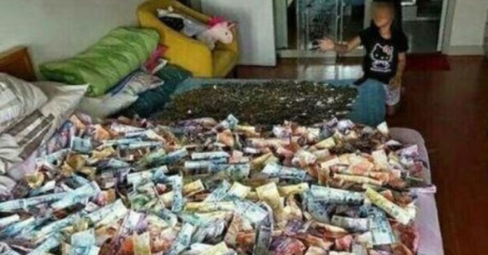Dọn nhà vệ sinh, vợ phát hiện chồng sắp ly hôn giấu quỹ đen khổng lồ