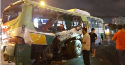 20 người nhập viện sau cú va chạm mạnh giữa xe tải và xe buýt