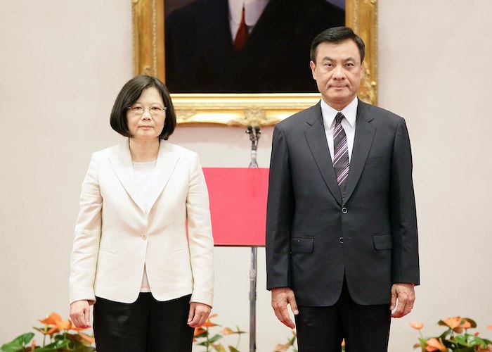 Ông Tô Gia Toàn, chủ tịch cơ quan lập pháp Đài Loan, trao cho Tổng thống Thái Anh Văn: Con dấu Quốc gia của Trung Hoa Dân Quốc, Con dấu Danh dự, Con dấu Tổng thống và Ký hiệu Tổng thống