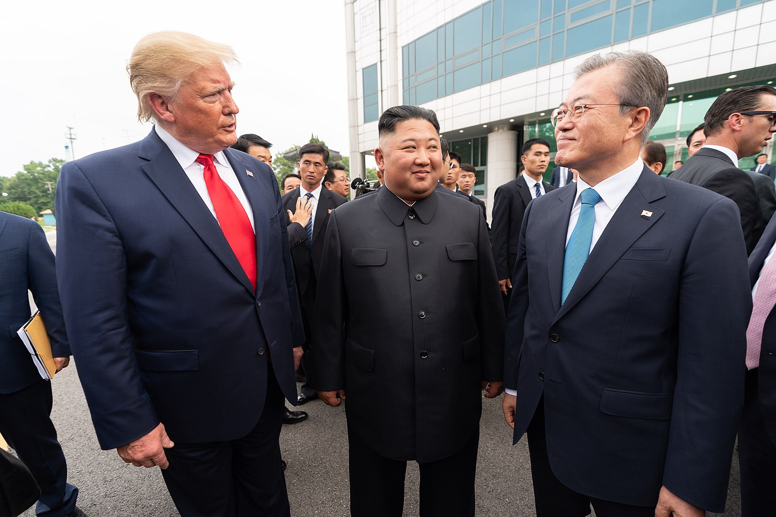 Tổng thống Mỹ Donald Trump gặp lãnh đạo Triều Tiên Kim Jong Un và Tổng thống Hàn Quốc Moon Jae In ở biên giới Triều - Hàn ngày 30/6/2019 (ảnh: Nhà Trắng).