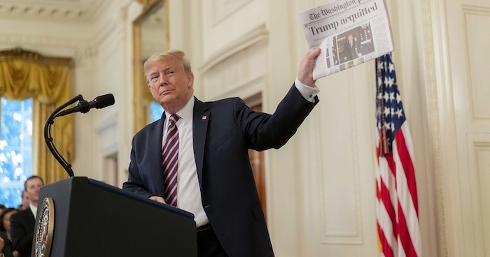 Ông Trump cầm một tờ báo khi phát biểu ngày 6/2/2020 tại Phòng phía Đông của Nhà Trắng (ảnh: Nhà Trắng).
