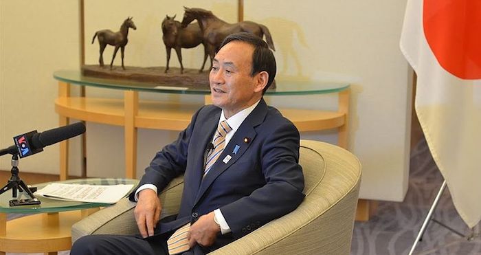 Ông Yoshihide Suga trong một cuộc phỏng vấn với VOA ở Tokyo, Nhật Bản, ngày 4/2/2013. Trong chuyến thăm Indonesia trên cương vị thủ tướng vào tháng 10/2020, ông Suga nói Nhật phản đối các động thái leo thang căng thẳng ở Biển Đông.