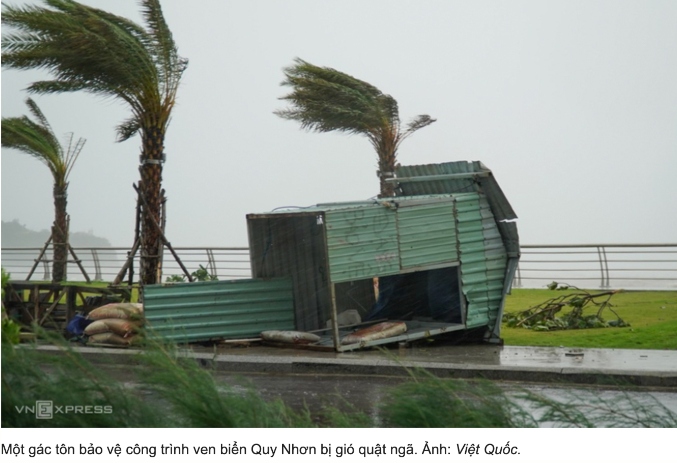 Một gác tôn bảo vệ ven biển Quy Nhơn bị gió quật ngã.
