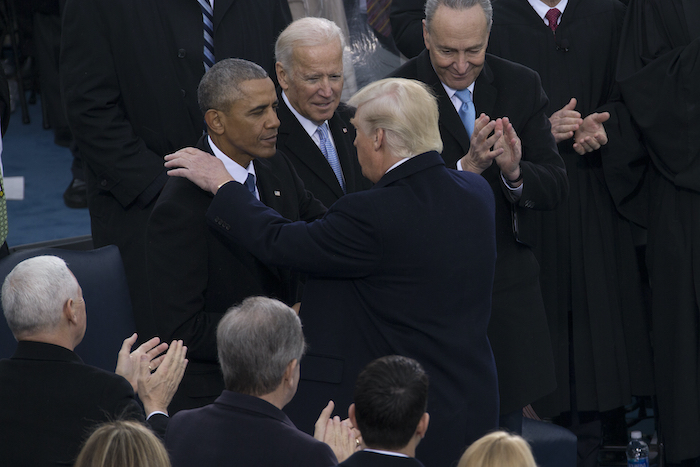 Tổng thống Trump bắt tay người tiền nhiệm Barack Obama và cấp phó Joe Biden trong lễ nhậm chức của ông Trump ngày 20/1/2017 