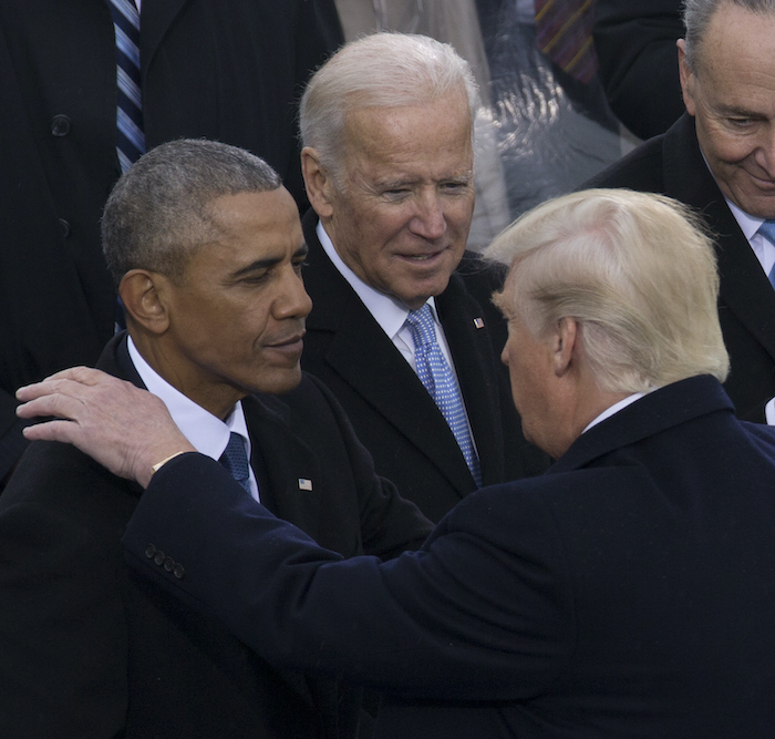 Tổng thống Donald J. Trump bắt tay người tiền nhiệm Obama trong Lễ nhậm chức của ông Trump tại Tòa nhà Nghị viện Mỹ ngày 20/1/2017. Bên cạnh ông Obama là cấp phó Joe Biden