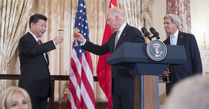 Ông Joe Biden nâng ly chúc mừng Chủ tịch Trung Quốc Tập Cận Bình ngày 25/9/2015, khi ông Tập thăm chính quyền Obama - Biden ở Nhà Trắng (ảnh: Nhà Trắng).
