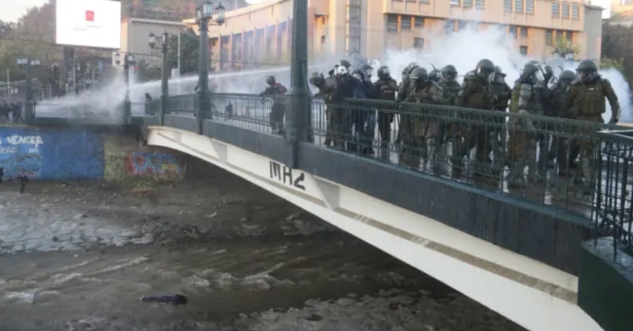Cảnh sát Chile (Carabineros) sau khi ném nạn nhân qua cầu