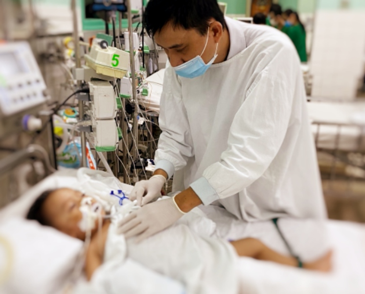 Cháu bé đang được điều trị tại Bệnh viện Nhi đồng 2 - Ảnh: Bệnh viện công bố.