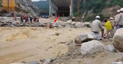 Từng tốp công nhân thuỷ điện Đăk Mi 2 đu dây vượt lũ dữ