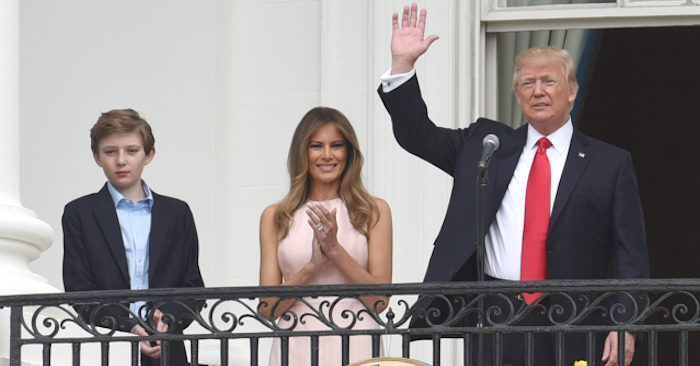 Tổng thống Donald Trump và Đệ nhất phu nhân Melania Trump tham gia Lễ cuộn Trứng Phục sinh trên Bãi cỏ phía Nam của Nhà Trắng, ngày 17/4/2017 (ảnh: Nhà Trắng).