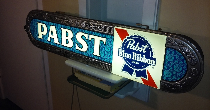 Trong hành trình cận tử ông ghé thăm Pabst Blue Ribbon Beer