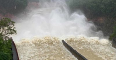 Tổng hợp tối 30/10: Hồ Kẻ Gỗ xả lũ vào sáng mai; Xã yêu cầu thôn Ngọa Cương trả lại tiền ca sĩ Thủy Tiên hỗ trợ dân