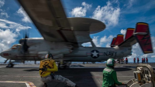 Chính quyền Trump tăng cường các hoạt động ở Biển Đông nhằm chống lại yêu sách phi pháp của Trung Quốc. Hải quân Hoa Kỳ hôm 22/9 công bố bức ảnh ghi lại cuộc diễn tập trên tàu sân bay USS Ronald Reagan.