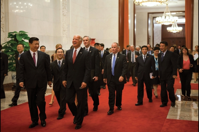 Gia đình Biden bị nghi ngờ hưởng lợi từ Trung Quốc trong thời gian ông Joe Biden làm Phó Tổng thống Mỹ. Ảnh của Nhà Trắng cho thấy ông Joe Biden cười lớn khi thăm Trung Quốc ngày 18/8/2011 trên cương vị Phó Tổng thống. Tiếp đón ông Biden là ông Tập Cận Bình, khi đó là Phó Chủ tịch Trung Quốc. 