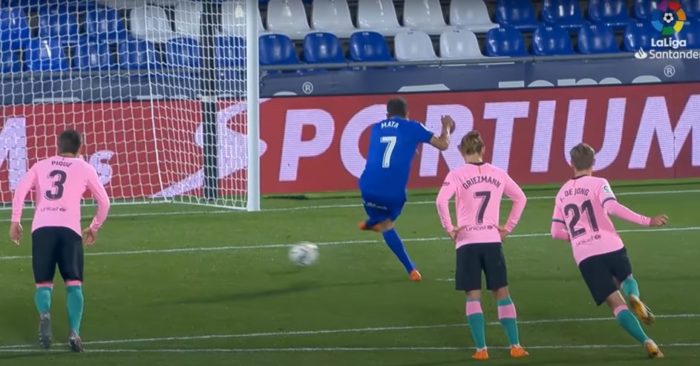 Jamie Mata ghi bàn cho Getafe trên chấm phạt đền, trong trận đấu với Barcelona vòng 6 La Liga