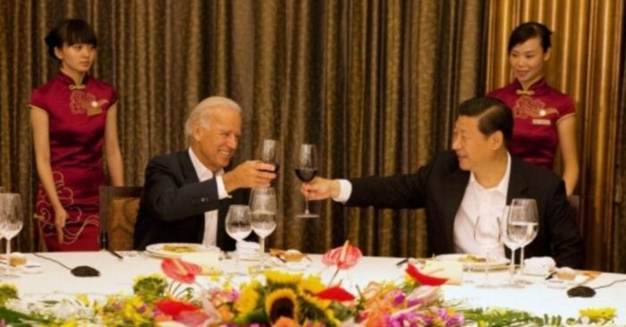 Cựu Phó Tổng thống Joe Biden và Chủ tịch Trung Quốc Tập Cận Bình ăn tối tại khách sạn Jianjiang ở Thành Đô, Trung Quốc, ngày 21/8/2011 (ảnh: Nhà Trắng).