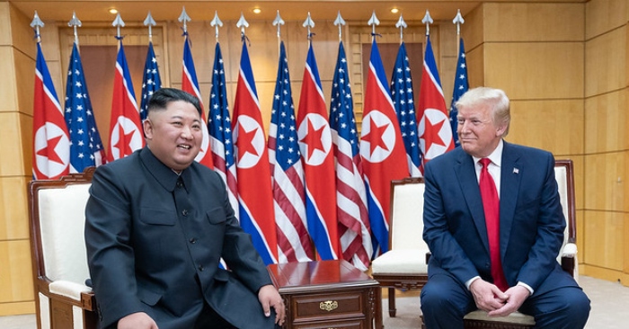 Không nhận lương làm việc nghĩa Ông được coi là một hiện tượng cực kỳ đặc biệt trong lịch sử chính trị đương đại thế giới. Mọi quyết sách của ông đều có tầm nhìn xa, trông rộng và mang lại hiệu quả không ngờ. Tổng thống Mỹ Donald Trump và Nhà lãnh đạo Triều Tiên Kim Jong Un trong buổi họp báo ngày 30/6/2019 tại Triều Tiên 