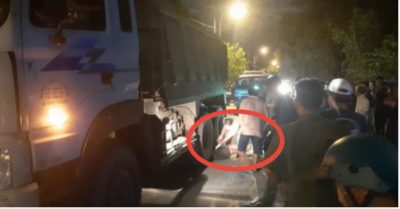 Đánh tay lái tránh để tránh ổ gà, thanh niên bị xe tải cán