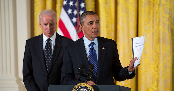 Tổng thống Barack Obama, cùng với Phó Tổng thống Joe Biden, phát biểu trong cuộc họp của Hội đồng Nhà Trắng về Phụ nữ và Trẻ em gái tại Phòng Đông của Nhà Trắng, ngày 22/1/2014 (ảnh: Nhà Trắng).