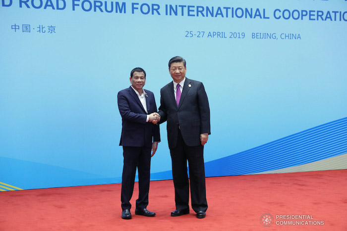 Philippines đã có động thái thay đổi lập trường với Trung Quốc về Biển Đông. Tổng thống Philippines Rodrigo Duterte và Chủ tịch Trung Quốc Tập Cận Bình tại Trung tâm Hội nghị Quốc tế Hồ Yanqi, Trung Quốc vào ngày 27/4/2019
