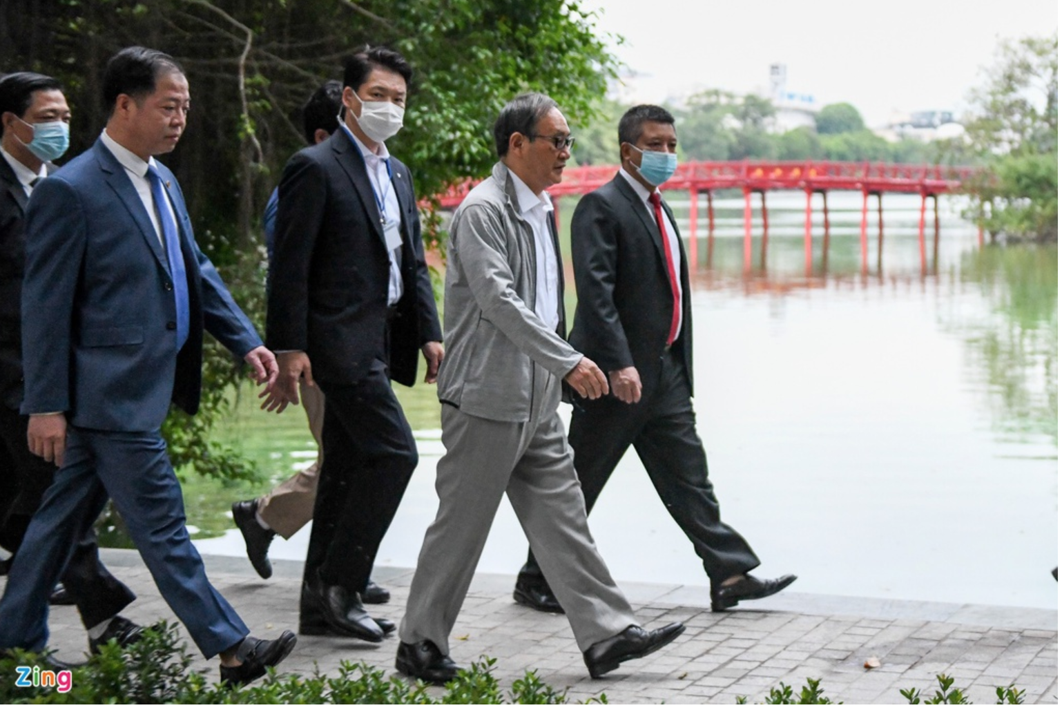 Thủ tướng Nhật Bản cùng các thành viên trong đoàn có mặt tại khu vực hồ Hoàn Kiếm.