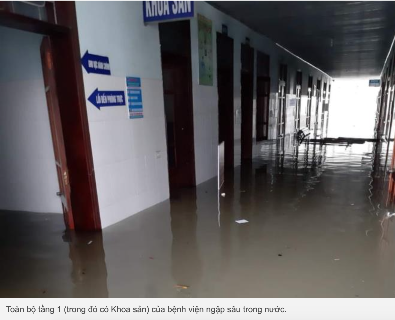 Bệnh viện ngập sâu trong nước.