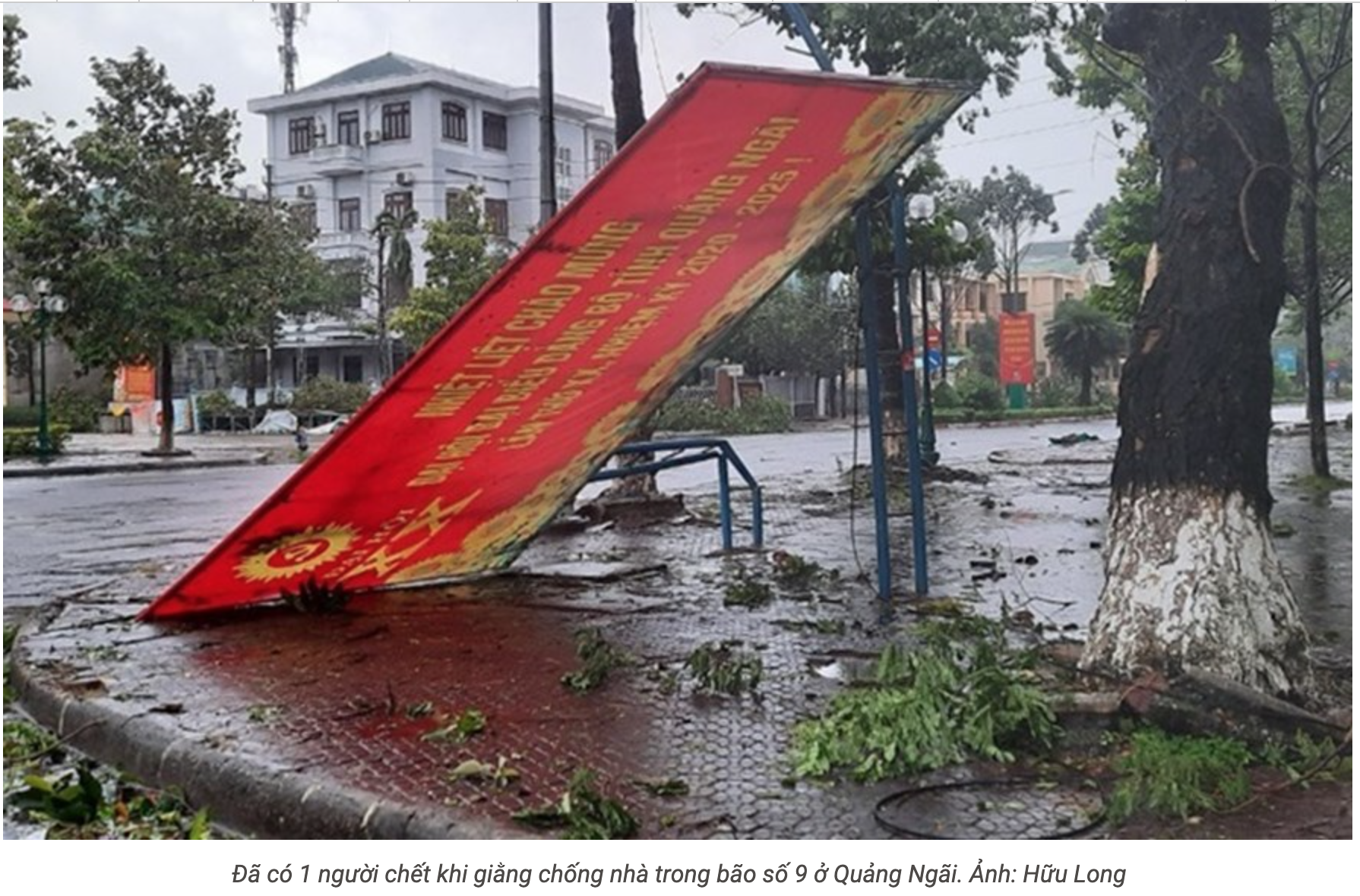 Bên cạnh đưa xe bọc thép cấp cứu kịp thời 1 người, thì ở Quảng Ngãi cũng đã có 1 người chết khi giằng chống nhà trong bão số 9.