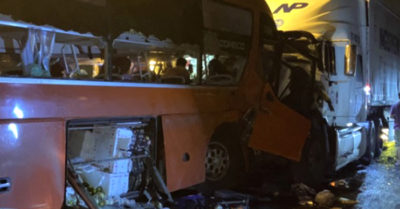 Xe đầu kéo và xe khách tông thẳng mặt nhau, 2 người không qua khỏi, rất nhiều người bị thương