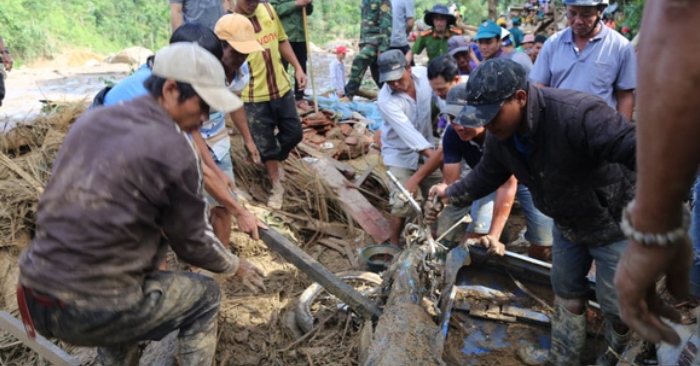 Đào bới, tìm người mất tích trong đống đổ nát do sạt lở đất ở Trà Leng