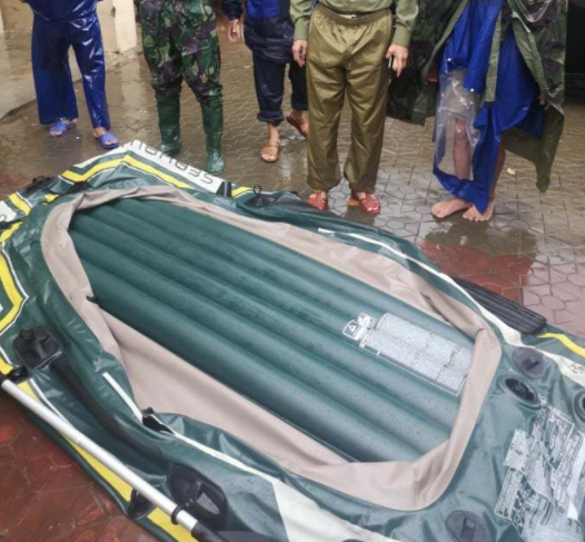 Bùi Đức Lâm, 42 tuổi, cầm dao chém thủng thuyền hơi của lực lượng cứu hộ ở huyện Cẩm Xuyên khi bị từ chối cho mượn đi tránh lũ.