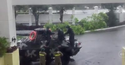 Video điều xe bọc thép đưa người đi cấp cứu kịp thời giữa tâm bão số 9