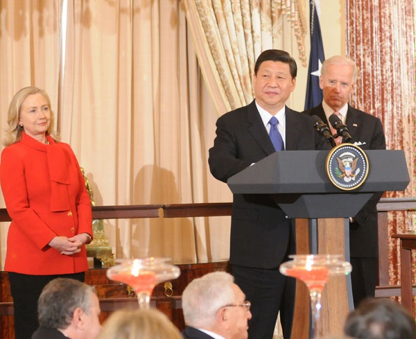 Phó Tổng thống Joe Biden và Ngoại trưởng Mỹ Hillary Clinton nhìn ông Tập Cận Bình, khi ông Tập thăm Nhà Trắng trên cương vị Phó Chủ tịch Trung Quốc (ảnh: Nhà Trắng).