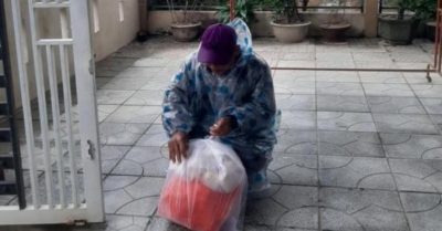 Bố đơn thân vượt bão xin sữa cho đứa con nhỏ chưa một lần được bú mẹ