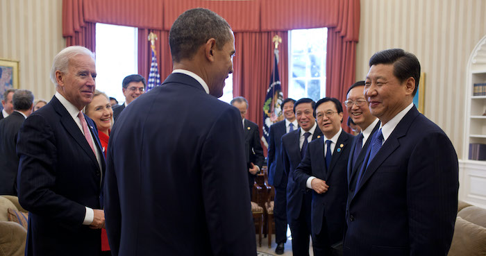 Chính quyền Obama-Biden bị chỉ trích vì đã làm ngơ khi Trung Quốc bành trướng và quân sự hóa Biển Đông. Trong bức ảnh của Nhà Trắng, Tổng thống Barack Obama và Phó Tổng thống Joe Biden nói chuyện với ông Tập Cận Bình khi ông Tập thăm Nhà Trắng với tư cách là Phó chủ tịch Trung Quốc, ngày 14/2/2012.