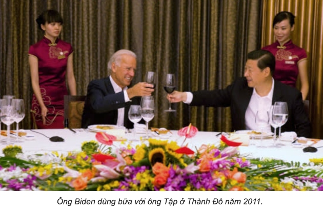 Ông Biden dùng bữa cùng Tập Cận Bình tại Thành Đô (Trung Quốc) năm 2011.