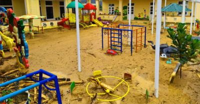 Trường lớp ngập sâu nửa mét trong bùn đất, học sinh Quảng Trị chưa hẹn ngày đi học trở lại
