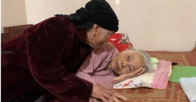 Clip: Cụ bà 99 tuổi thăm em gái 93 tuổi bị ốm hỏi ‘Sao lạnh thế, có nhận ra chị không?’