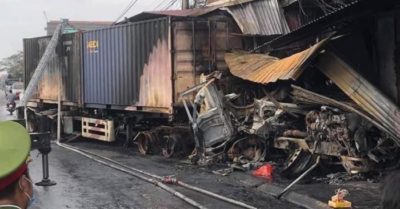 Đầu xe container cháy rụi sau va chạm, tài xế tử vong ngay trong cabin