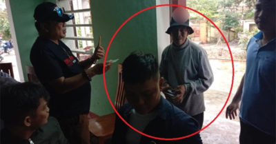 Nhận được 2 phong bì hỗ trợ lũ lụt, cụ ông 80 tuổi lội bộ hơn 1km để trả lại vì “sợ người khác không có phần”