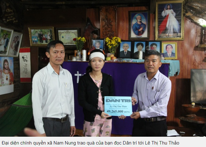 Đại diện chính quyền xã Nam Nung trao quà của bạn đọc Dân trí tới Lê Thị Thu Thảo Vợ nạn nhân vụ sạt lở Rào Trăng 3
