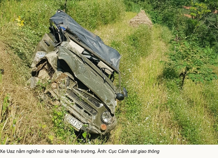 Chiếc xe tai nạn nằm giữa vách núi