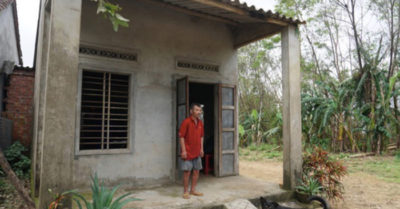 Gia cảnh đau lòng của cậu bé nhân viên bị bà chủ quán bánh xèo đánh