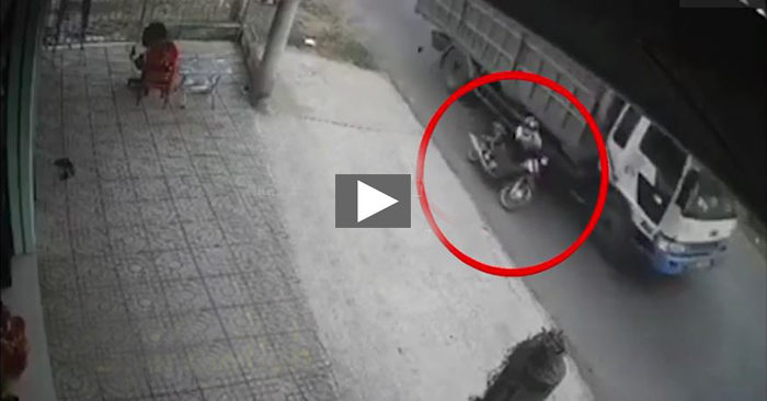 Khoảnh khắc 2 Nữ sinh bị xe tải tông tử vong trên đường tới trường (ảnh từ clip).