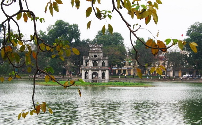 Hà Nội, thủ đô của Việt Nam, nổi tiếng với kiến trúc trăm tuổi và nền văn hóa phong phú với sự ảnh hưởng của khu vực Đông Nam Á, Trung Quốc và Pháp. Trung tâm thành phố là Khu phố cổ nhộn nhịp, nơi các con phố hẹp được mang tên "hàng". 