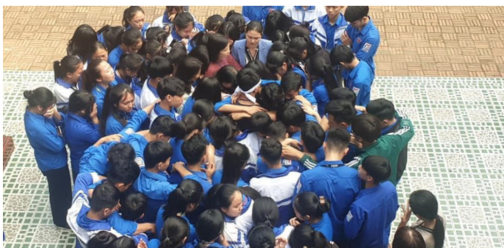 Hình ảnh cả giáo viên lẫn học sinh ôm nhau bật khóc giữa sân trường.