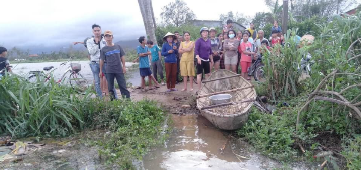 Do mưa lớn kéo dài nên những thửa ruộng quanh nhà bị ngập nước làm hai bé trượt chân ngã xuống ở Quảng Ngãi.