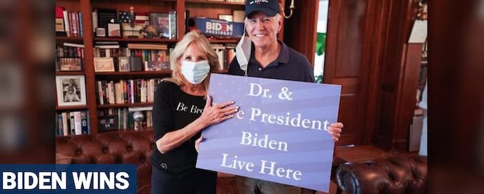Vợ chồng cựu Phó Tổng thống Joe Biden mừng chiến thắng trong cuộc bầu cử tổng thống Mỹ 2020. Bà Jill che chữ "Phó" để ám chỉ chồng bà giờ là tổng thống Biden.