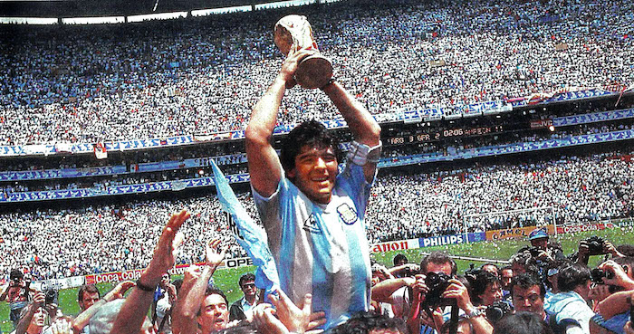 Diego Maradona cầm trên tay chiếc cúp vô địch FIFA World Cup tại Estadio Azteca của Mexico năm 1986. Đây là lần thứ 2 Argentina giành chức vô địch này. Ảnh: Wikimedia Commons.
