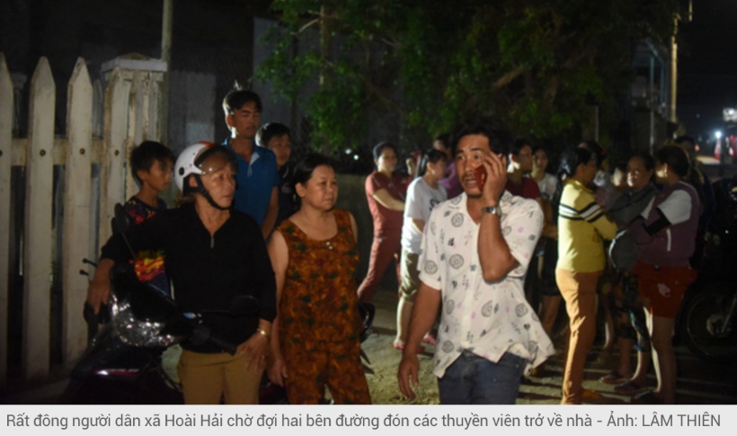 Nhiều người dân xã Hoài Hải hồi hộp đợi đón 3 ngư dân về.