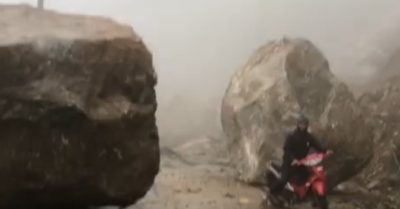 Kon Tum: Đá tảng khổng lồ rơi xuống chắn ngang đường